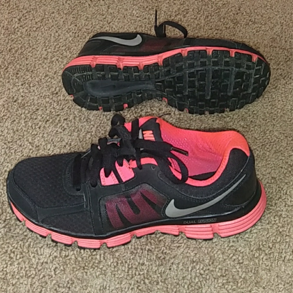 Nike Dual Fusion ST2 Sneakers